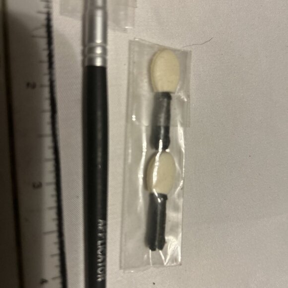 Target Placement Sponge Blending Eye Shadow Brush W/2 Extra Replacement Tips - Picture 7 of 7